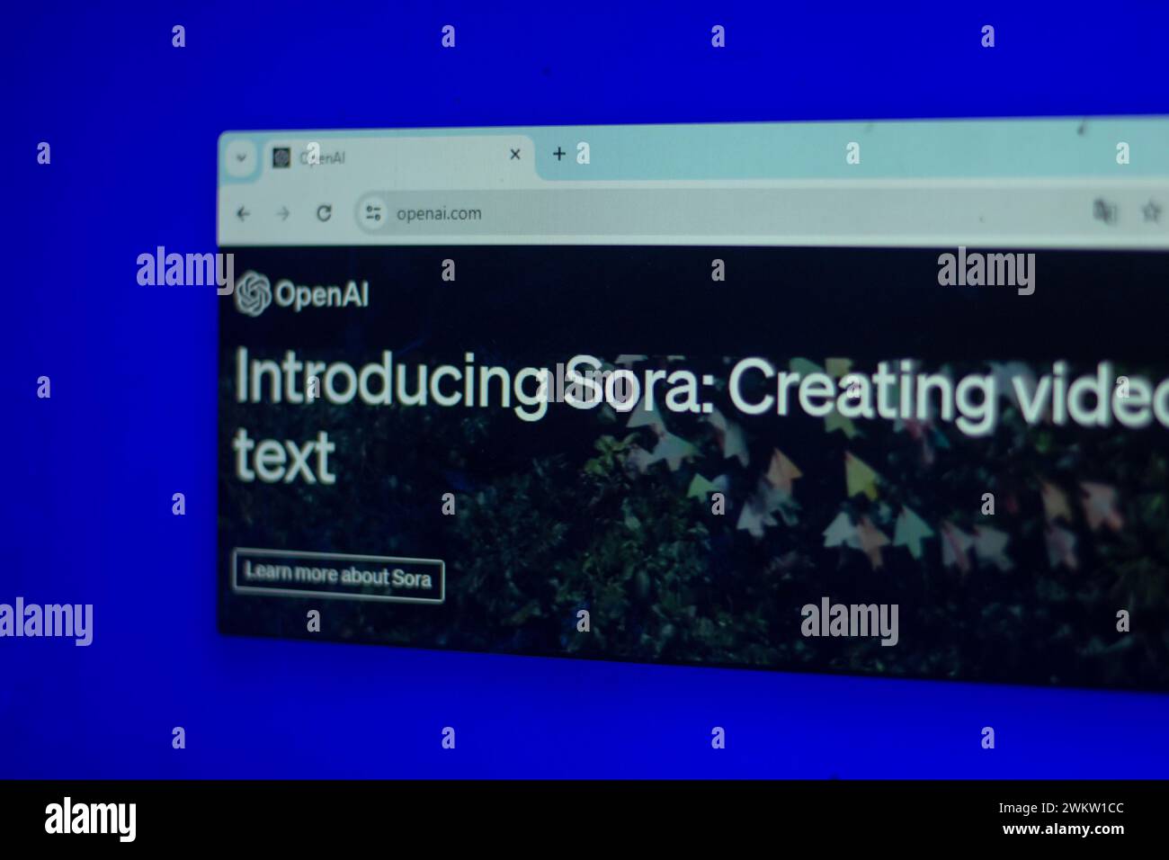 Eckansicht der Website vom OpenAI-Computer Beschreibung des Sora Text-to-Video-KI-Modells, selektiver Pixel-blauer Bildschirm Stockfoto