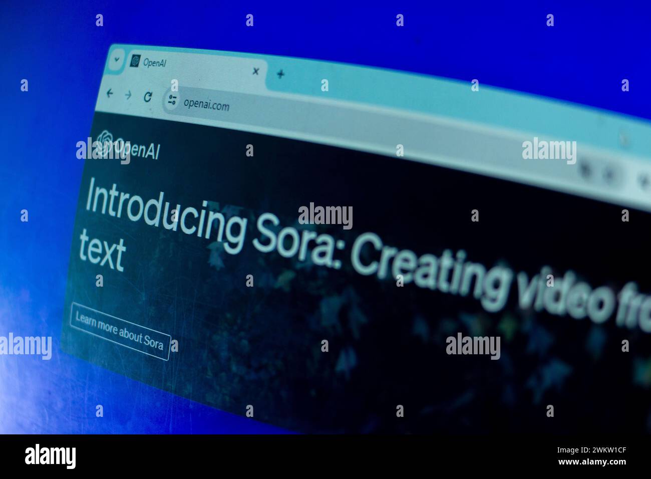 Website-Ansicht Sora Text-to-Video AI-Modellbeschreibung auf OpenAI-Computerfenstern blauer Hintergrund Stockfoto