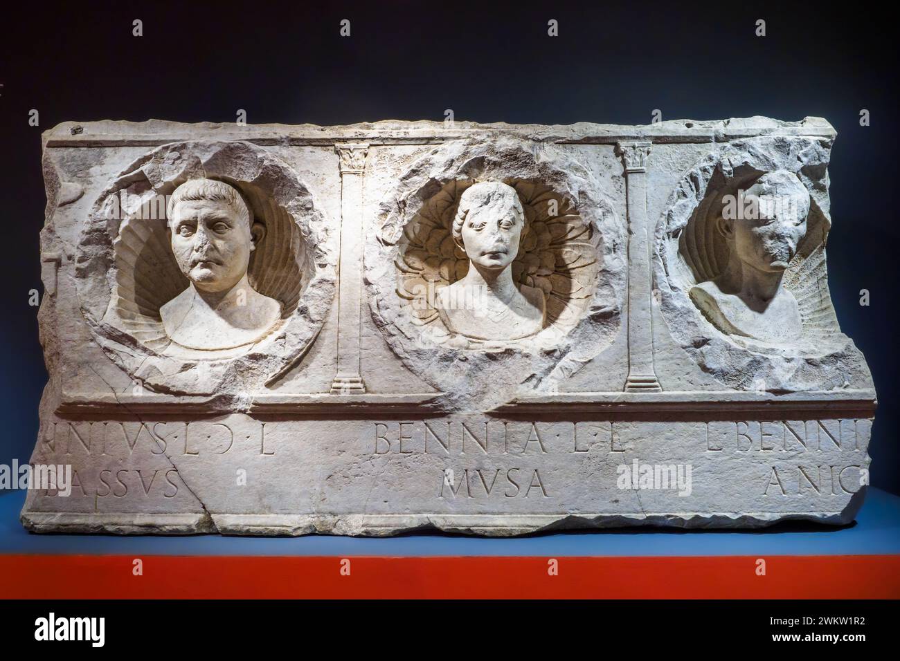 Grabrelief der Familie Benni - Marmor aus dem Jahr 1-50 n. Chr. Lunense - die Figuren sind in den mit Pflanzenmotiven verzierten Nischen dargestellt - Museo Centrale Montemartini, Rom, Italien Stockfoto