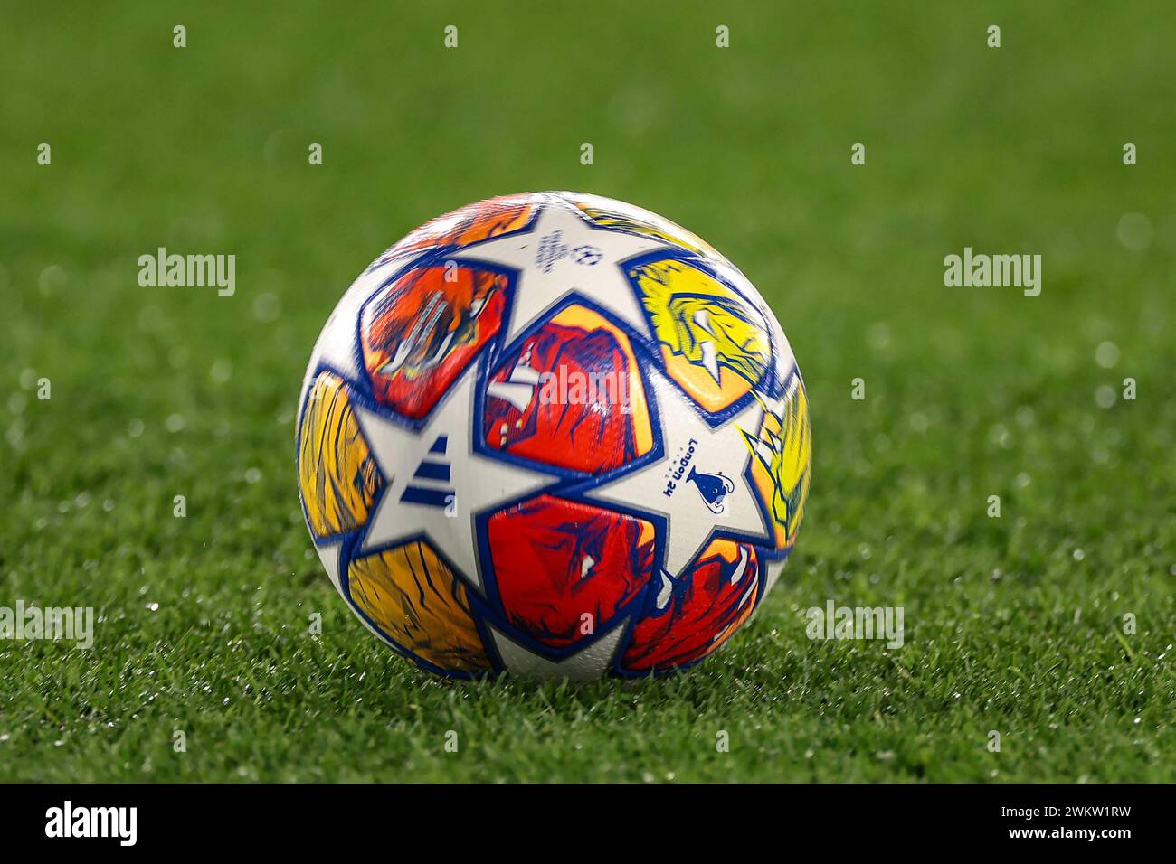 Rom, Italien. Februar 2024. Die neue Version des Adidas Offiziellen UEFA Champions League-Balls für die K.-o.-Phase während des Spiels der UEFA Champions League in Olimpico, Rom. Der Bildnachweis sollte lauten: Jonathan Moscrop/Sportimage Credit: Sportimage Ltd/Alamy Live News Stockfoto