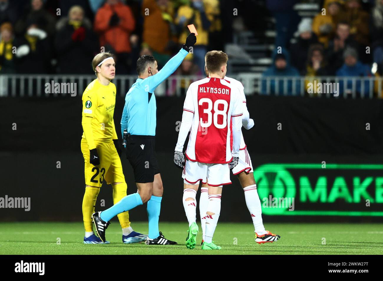 Bodø - Schiedsrichter Tasos Sidiropoulos zeigt Josip Sutalo von Ajax die rote Karte während des Play-off-Spiels zwischen FK Bodø/Glimt und Ajax Amsterdam im Aspmyra-Stadion am 22. Februar 2024 in Bodø, Norwegen. ANP VINCENT JANNINK Stockfoto