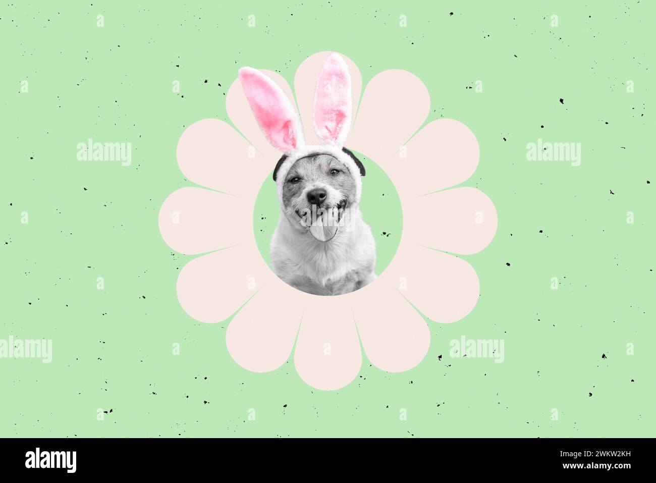 Hund mit Osterhasenohren in rosa Blume auf grünem Hintergrund Stockfoto