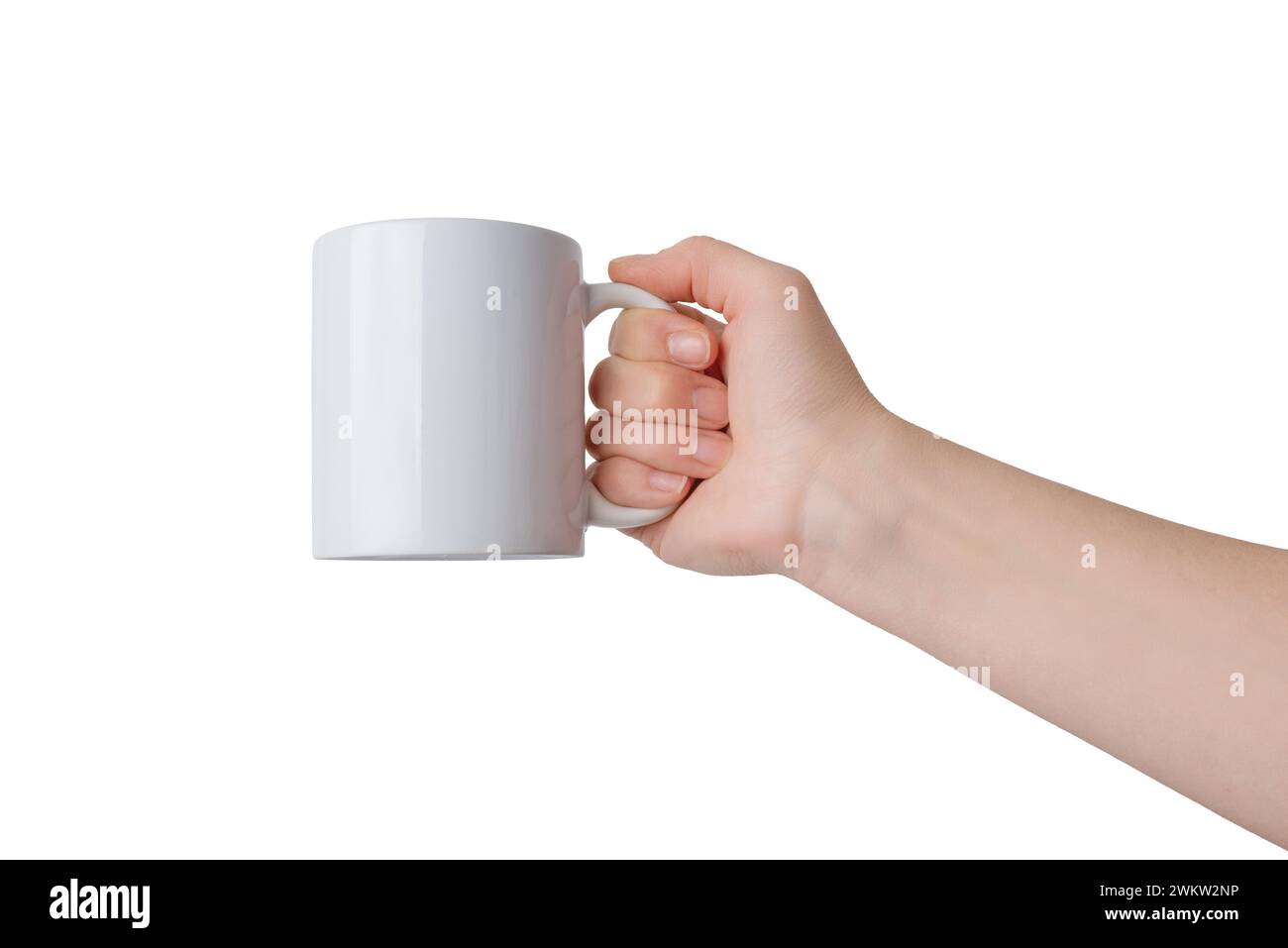 Hand hält einen sauberen, weißen Becher isoliert. Für Print-on-Demand-Design-Werbeaktionen. Perfekt zur Präsentation individueller Designs und personalisierter Kreationen Stockfoto