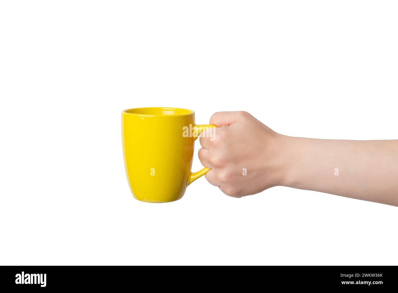 Hand präsentiert einen gelben Becher, perfekt für Print-on-Demand-Design-Werbeaktionen. Isoliert und individuell anpassbar, ideal für die Präsentation personalisierter Kreationen Stockfoto
