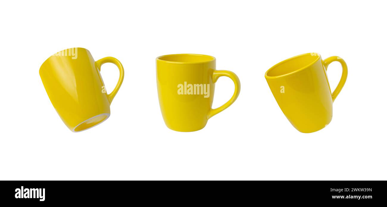 Gelbe Tasse an drei isolierten Positionen. Vielseitiges Bild, ideal für Print-on-Demand-Werbeaktionen. Perfekt für Marketing und Werbung Stockfoto