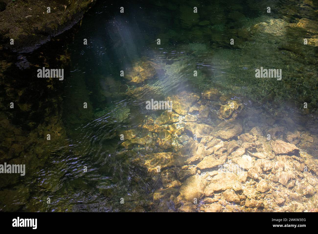 Sonnenstrahlen reflektieren auf dem Wasser des Canyon Kamacnik, Kroatien Stockfoto