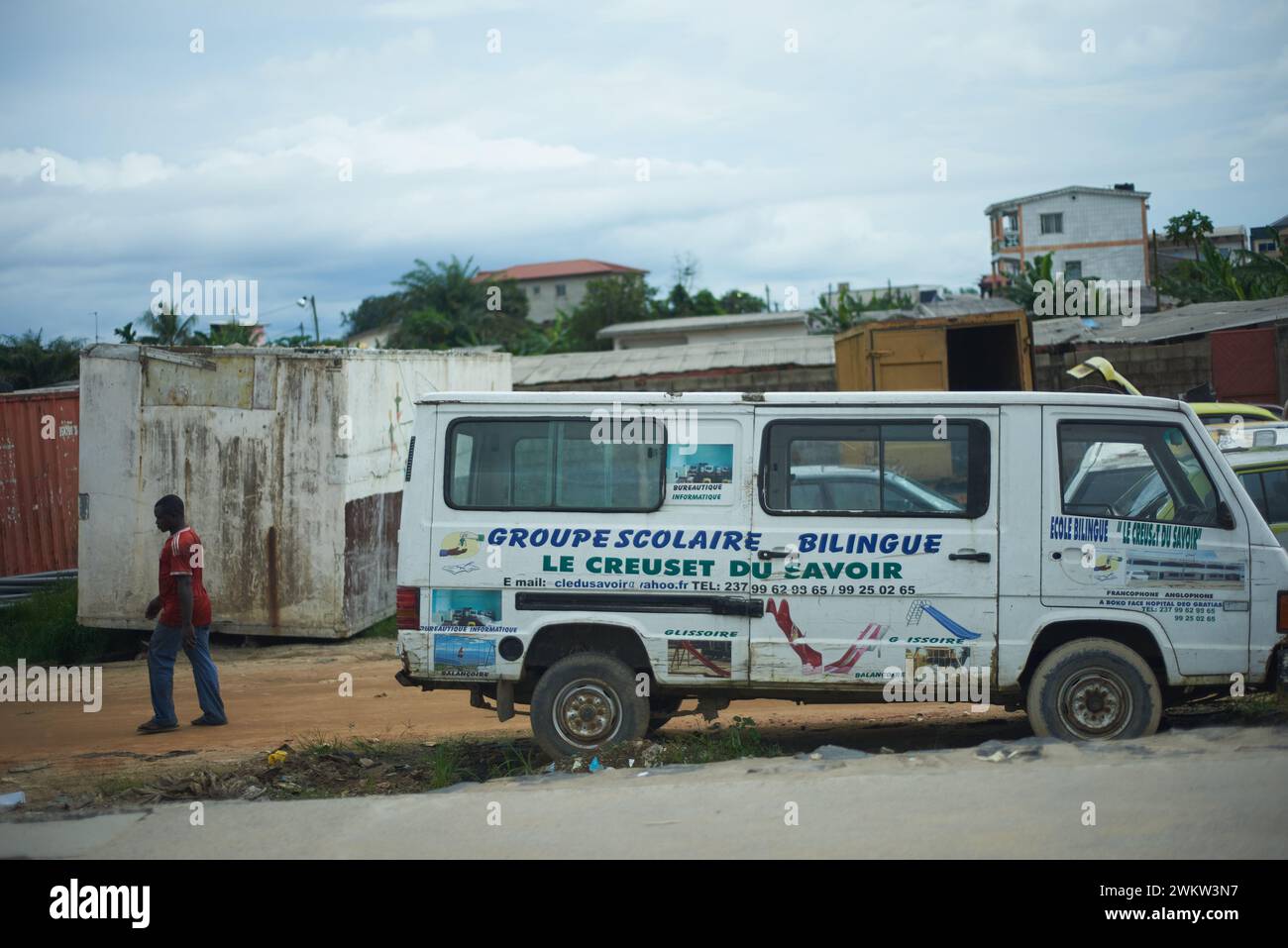 Weißer Schulbus in Afrika Stockfoto