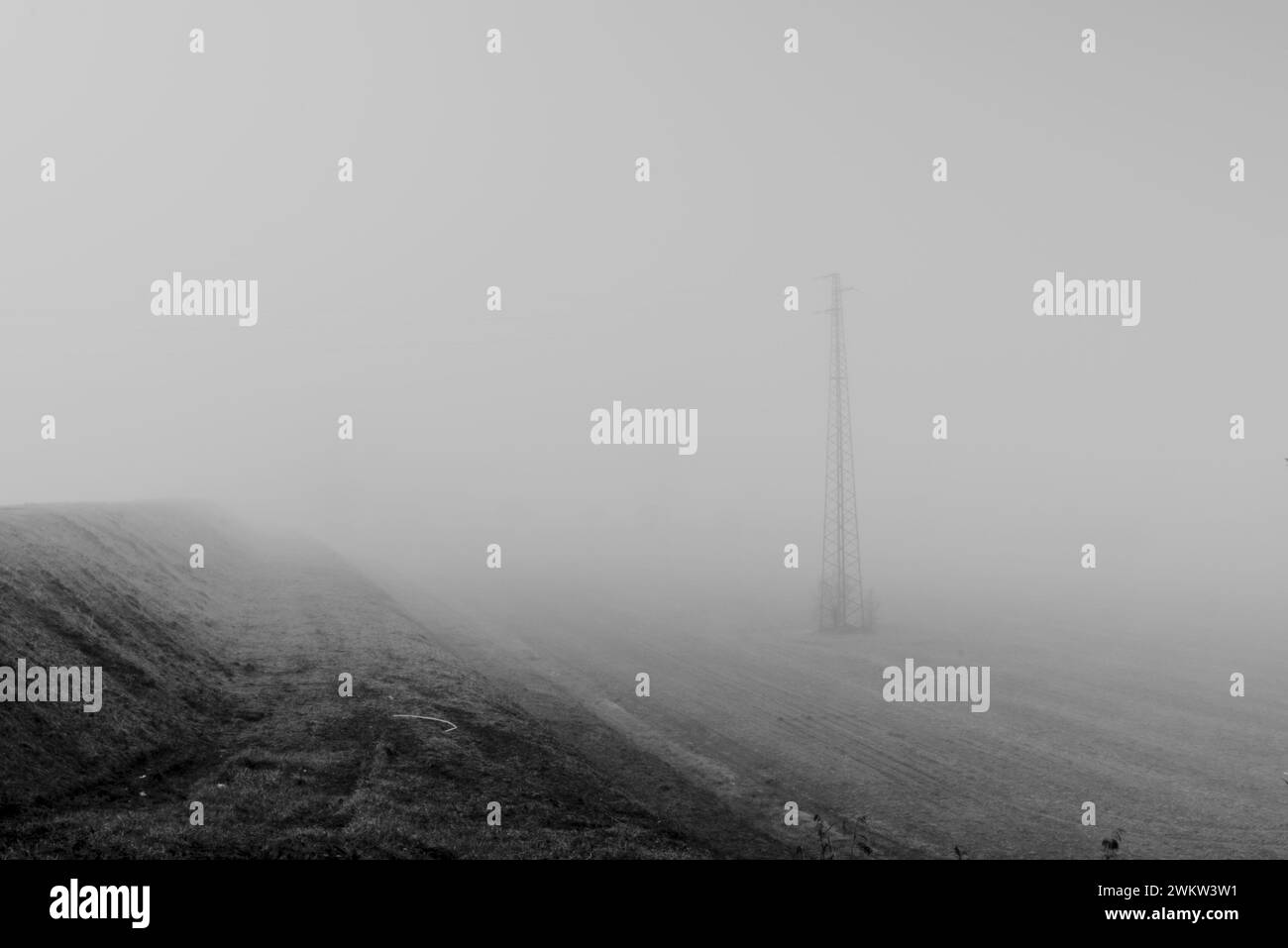 Schwarzweißbild dominiert von Nebel Stockfoto