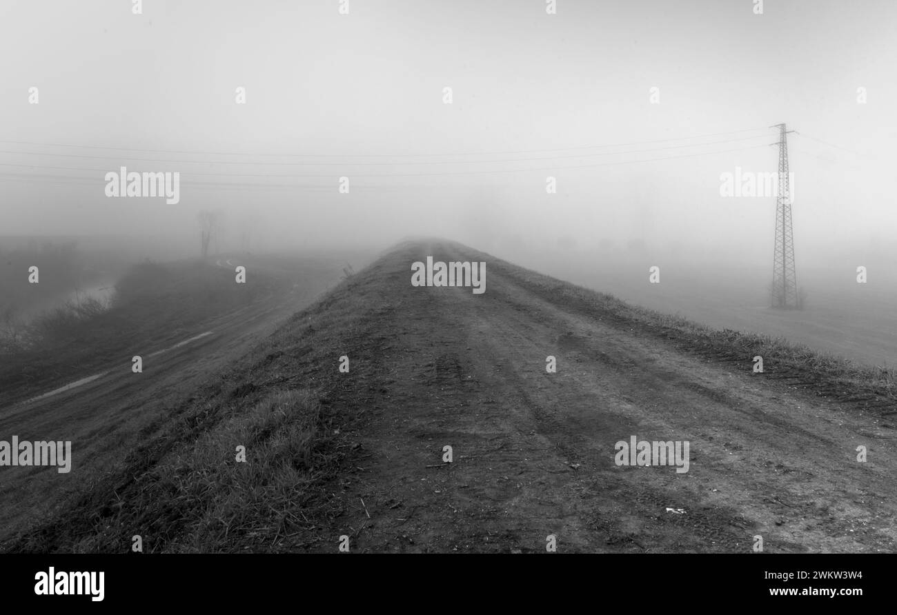 Schwarzweißbild dominiert von Nebel Stockfoto