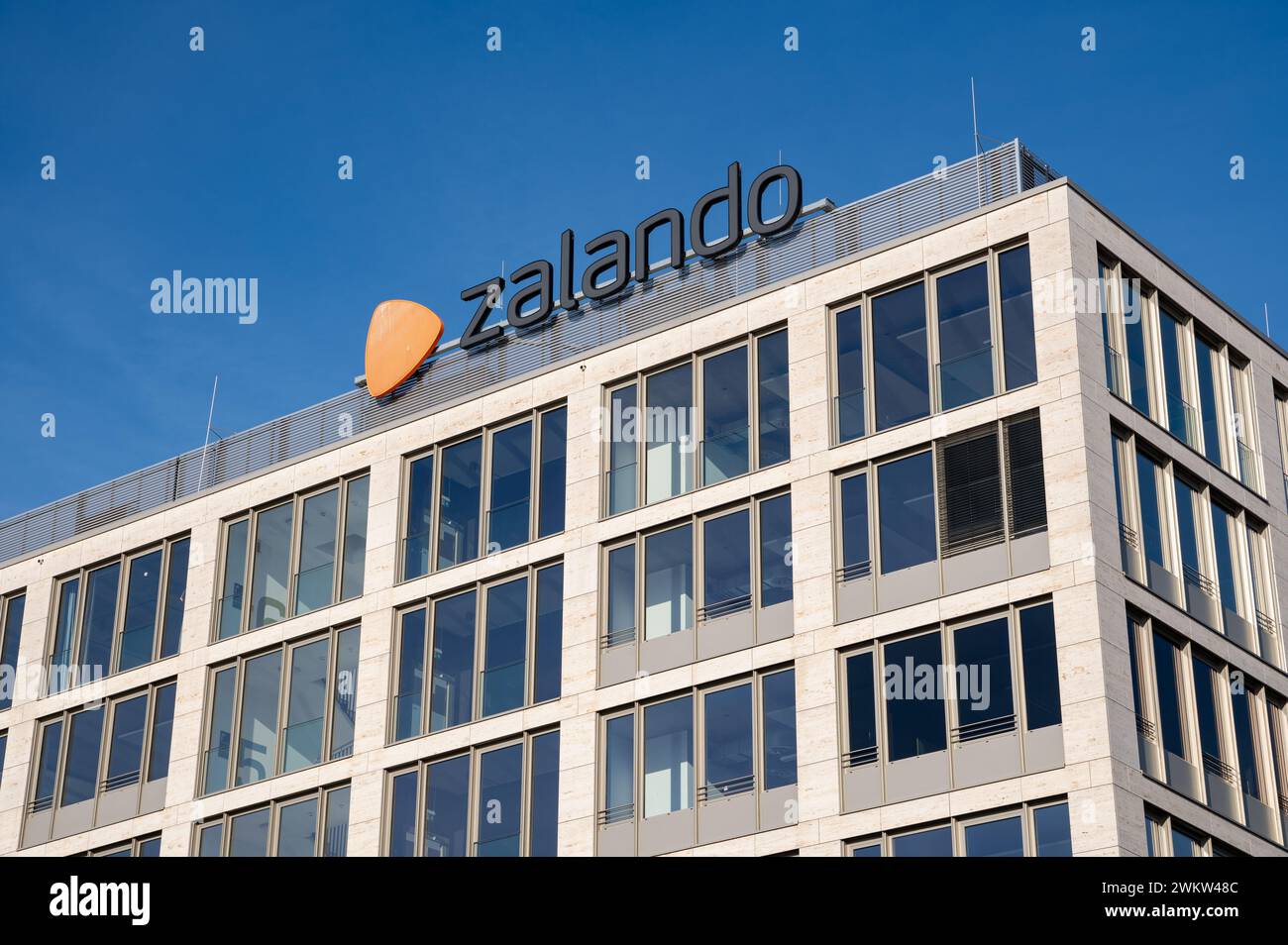 22.11.2023, Berlin, Deutschland, Europa - Schriftzug des Online-Versandunternehmens Zalando auf einem Bürogebäude in Friedrichshain. Stockfoto