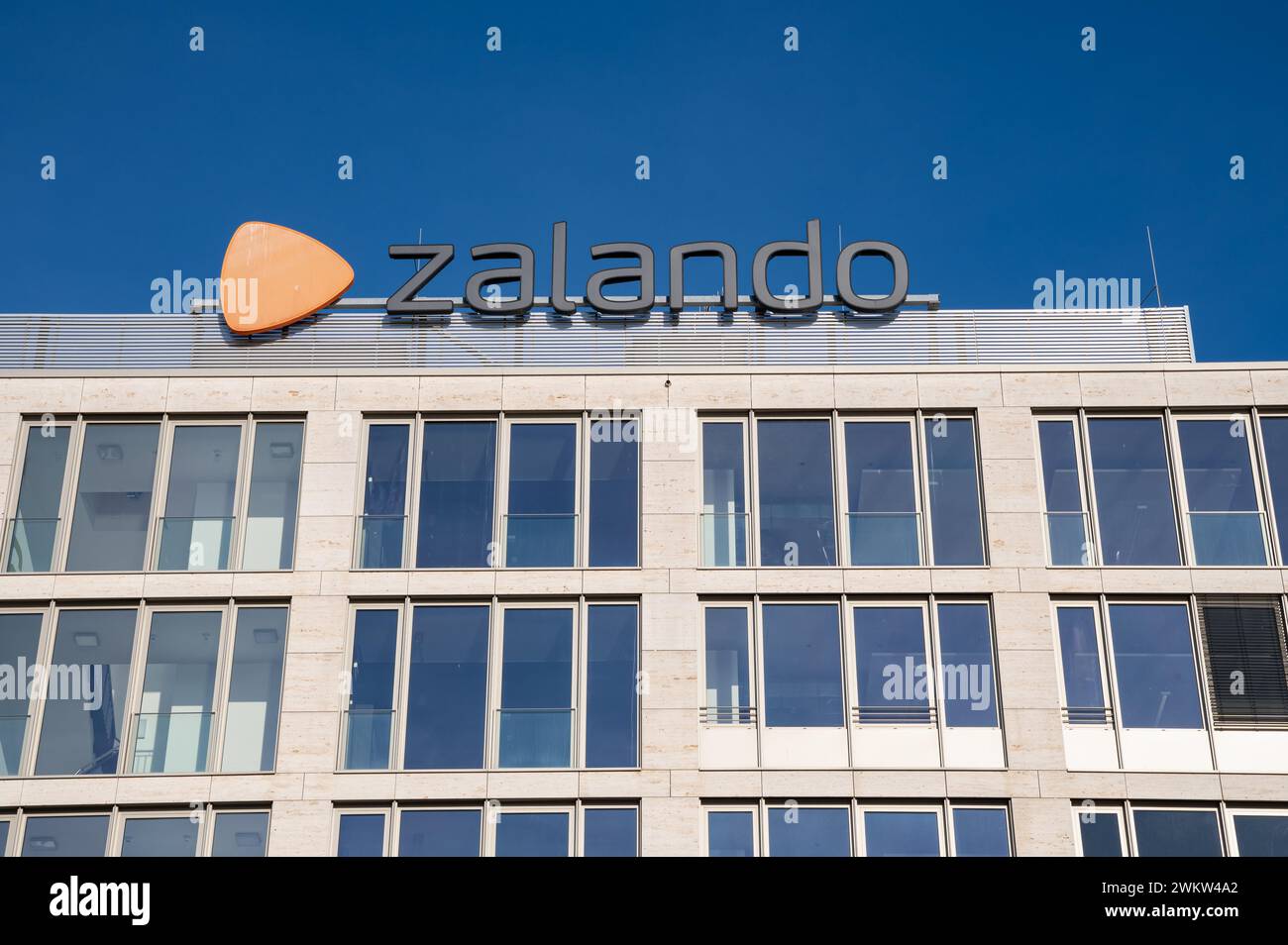 22.11.2023, Berlin, Deutschland, Europa - Schriftzug des Online-Versandunternehmens Zalando auf einem Bürogebäude in Friedrichshain. Stockfoto