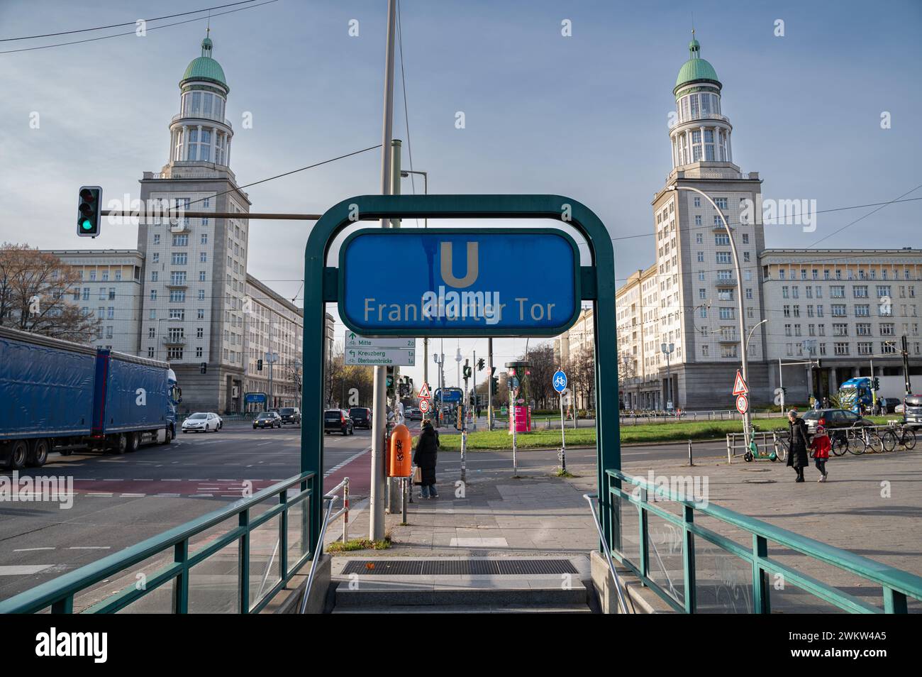 22.11.2023, Berlin, Deutschland, Europa - Zugang zur U-Bahn-Station Frankfurter Tor an der Kreuzung Frankfurter Allee. Stockfoto