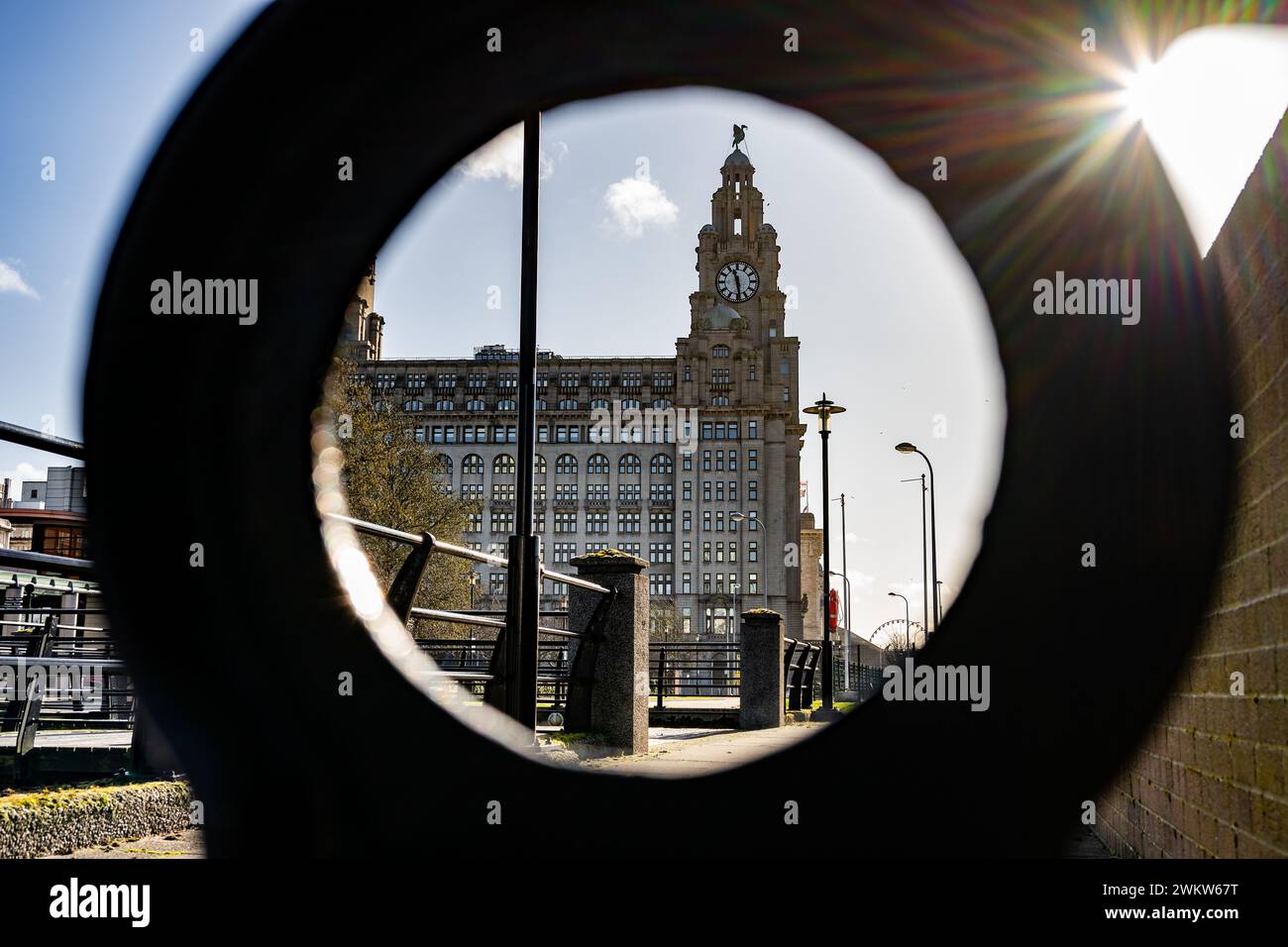 Liverpool, UK 12 Feb 2024: Ein stilisiertes Foto, das das Lebergebäude am Pier Head, Liverpool, dokumentiert. Stockfoto