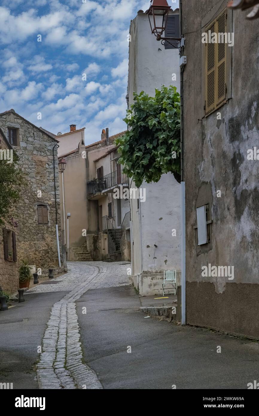 Piana Dorf auf Korsika, alte Häuser, in einer typischen Straße Stockfoto