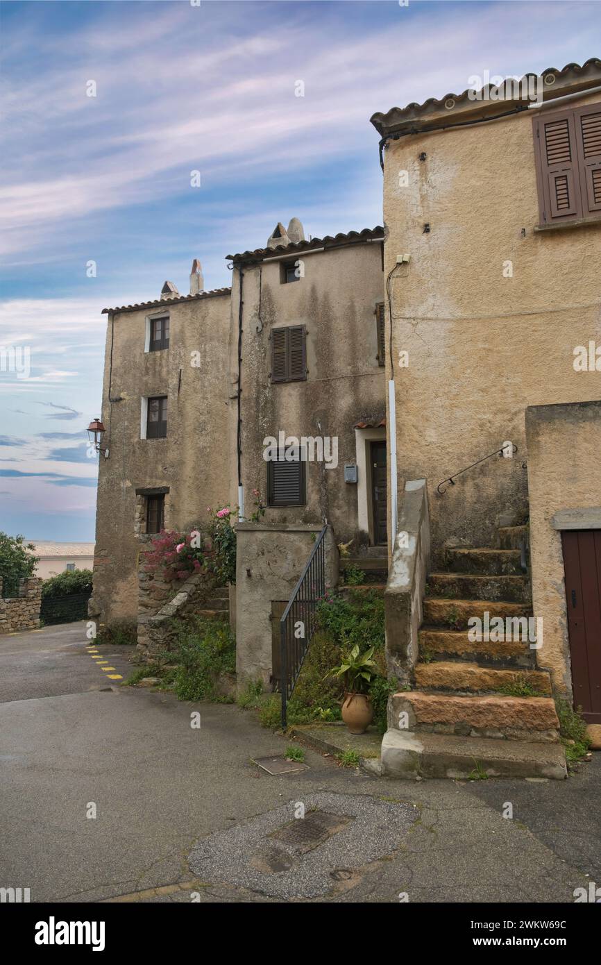 Piana Dorf auf Korsika, alte Häuser, in einer typischen Straße Stockfoto