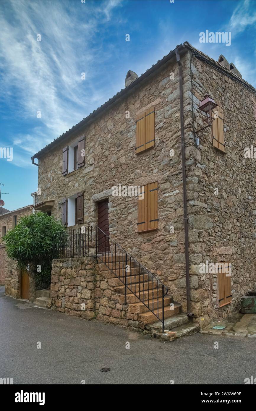 Piana Dorf auf Korsika, alte Häuser, in einer typischen Straße Stockfoto
