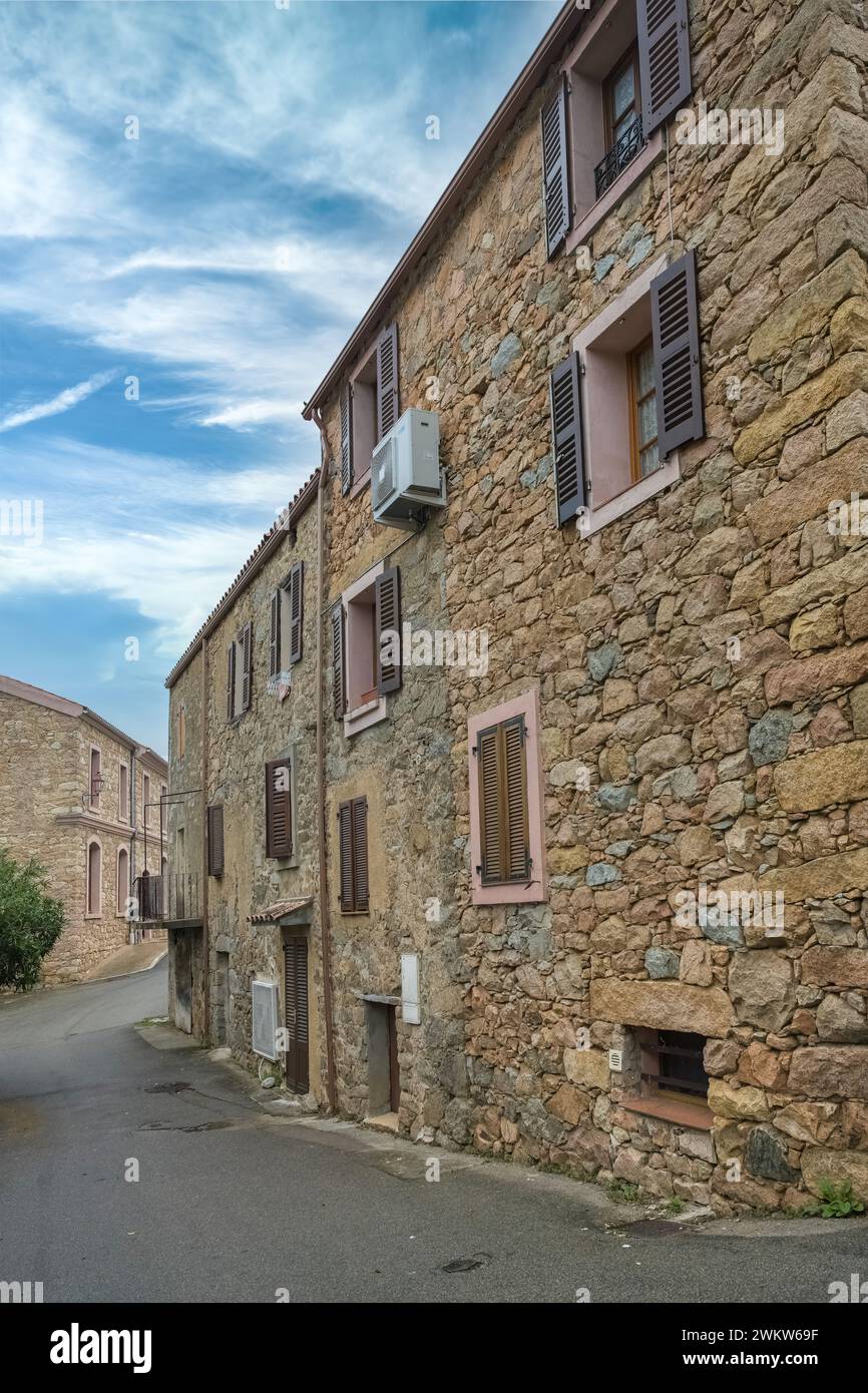 Piana Dorf auf Korsika, alte Häuser, in einer typischen Straße Stockfoto