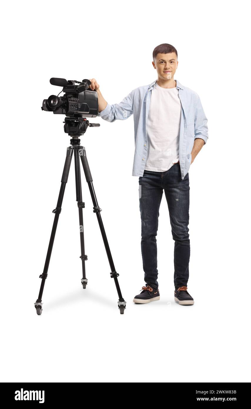 Porträt eines jungen Kamerabedieners in voller Länge mit einer Kamera auf einem Stativstativ isoliert auf weißem Hintergrund Stockfoto