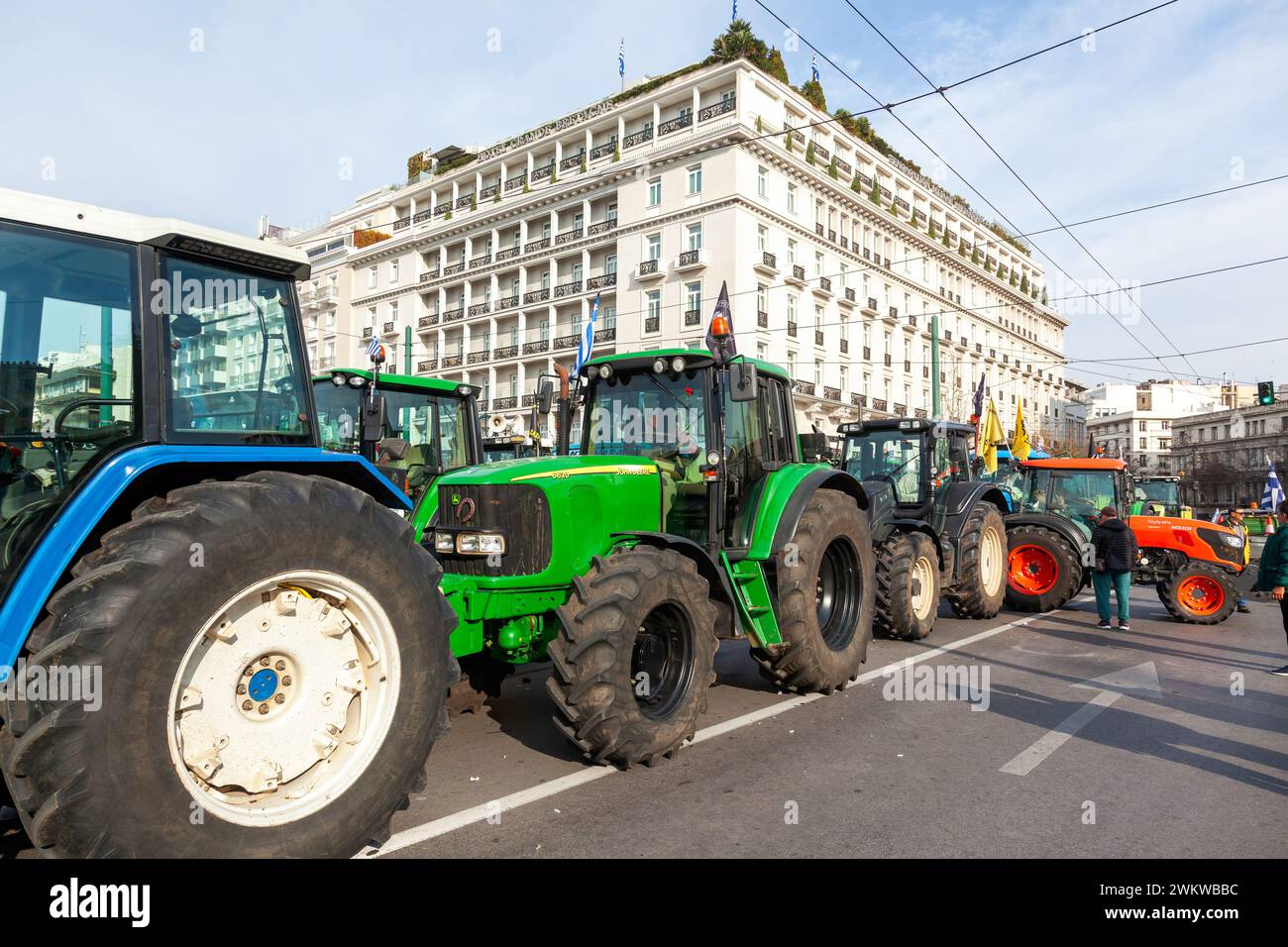 Traktoren griechischer Landwirte blockieren die Straße vor dem griechischen Parlament und protestieren gegen die eigentliche Krise im Agrarsektor in Europa Stockfoto