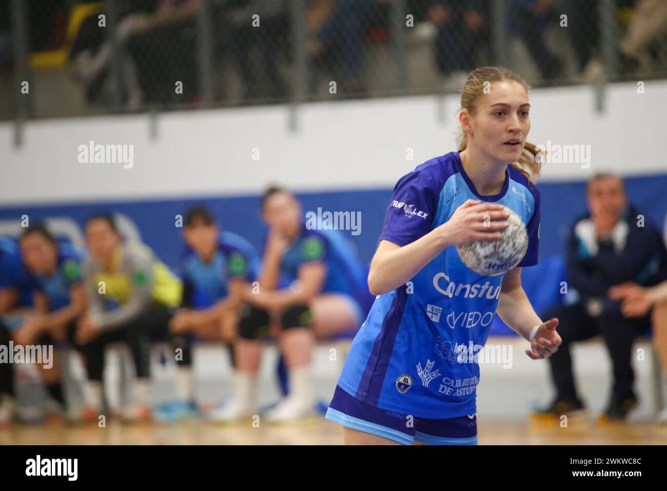 Oviedo, Spanien, 22. Februar 2024: Der Spieler von Lobas Global ATAC Oviedo, Miriam Cortina (7) mit dem Ball während des 19. Spieltages der Liga Guerreras Iberdrola 2023-24 zwischen Lobas Global ATAC Oviedo und Replasa Beti-Onak am 22. Februar 2023 im Florida Arena Municipal Sports Center in Oviedo, Spanien. Quelle: Alberto Brevers / Alamy Live News. Stockfoto