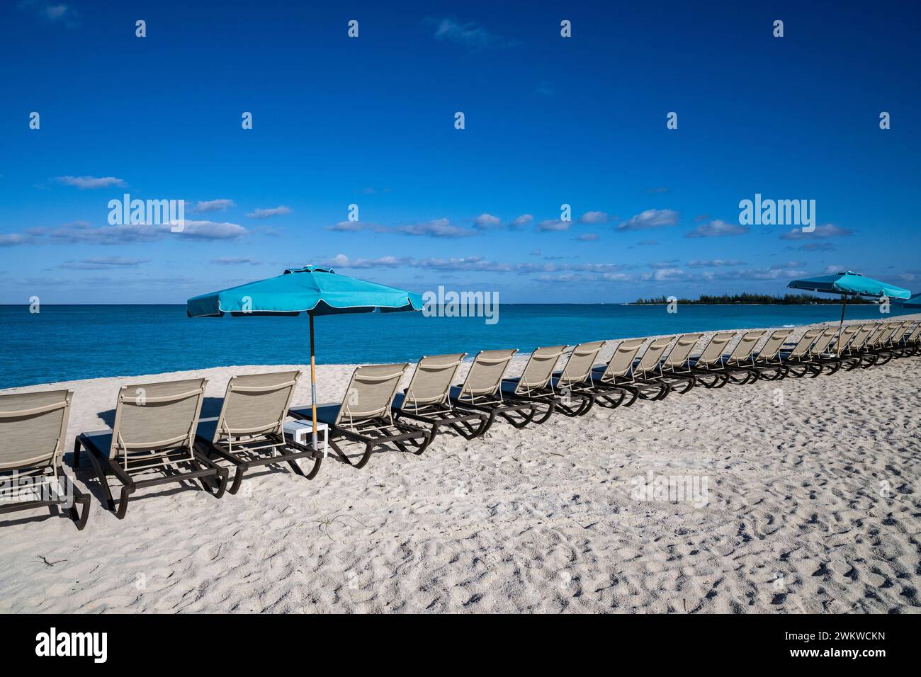 San Salvador Island Bahamas, Club Med Liegen am schönen weißen Sandstrand, fast wolkenloser Himmel, warm und einladend, klares Wasser, idyllisch, Freude Stockfoto