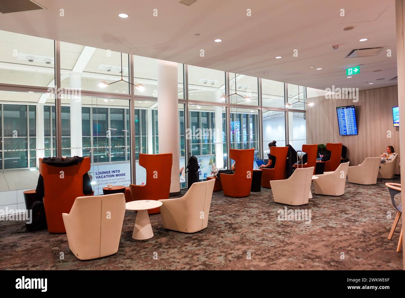 Reisende, die sich in einer Lounge am Toronto Pearson International Airport ausruhen. Stockfoto