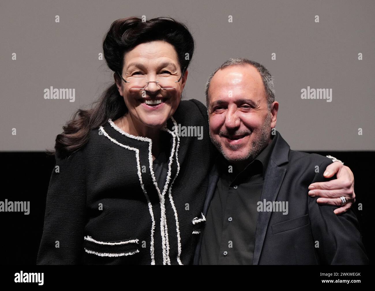 Berlin, Deutschland. Februar 2024. Bettina Reitz, Präsidentin der Münchner Film- und Fernsehakademie, und Abbas Fahdel, Mitglied der Berlinale-Jury für Dokumentarfilme, fotografierten im Haus der Berliner Festspiele während der Preisverleihung der Berlinale-Kamera an Regisseur Reitz. Die 74. Internationalen Filmfestspiele Berlin finden vom 15. Bis 25. Februar 2024 statt. Quelle: Soeren Stache/dpa/Alamy Live News Stockfoto