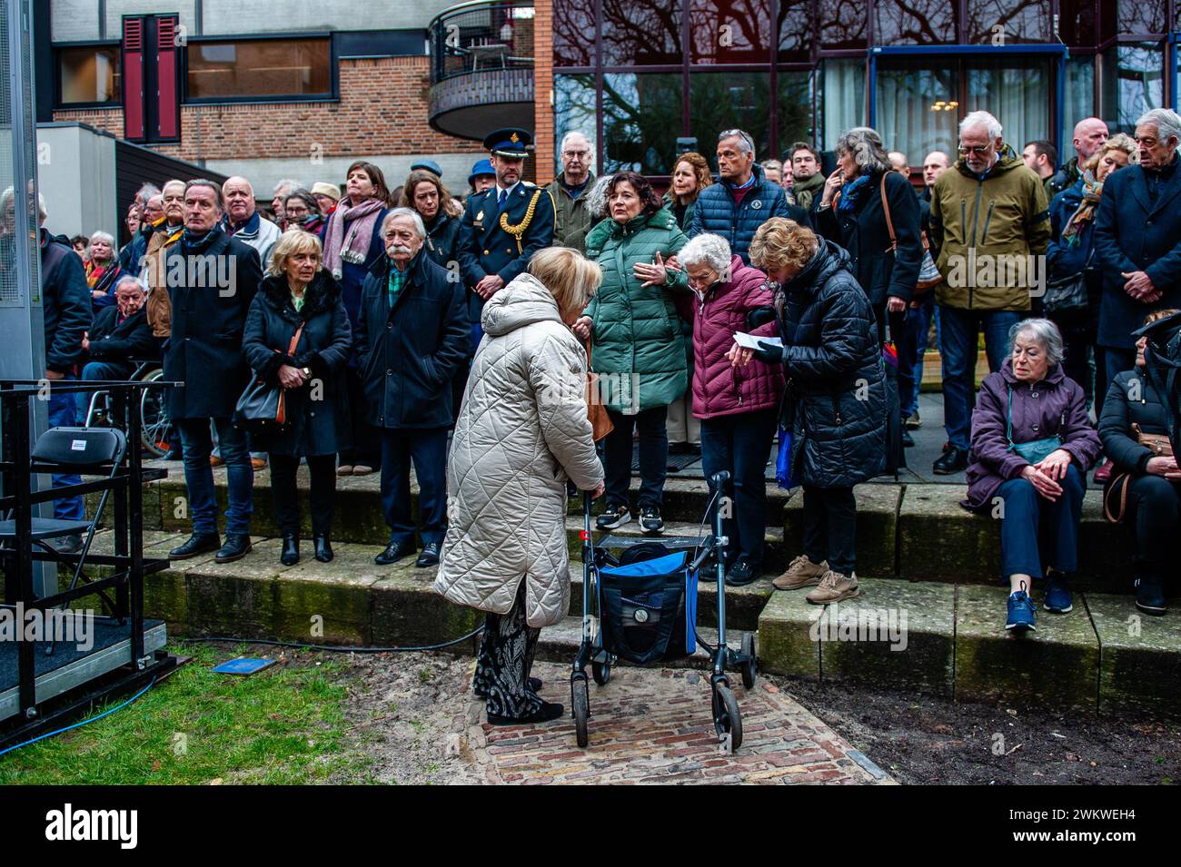 Nijmegen, Niederlande. Februar 2024. Während der Zeremonie helfen Menschen einer alten Dame. Die 80. Gedenkfeier zum Bombenangriff auf Nijmegen, bei dem es sich um einen ungeplanten Angriff amerikanischer Flugzeuge auf die Stadt Nijmegen handelte, am 22. Februar 1944. Jedes Jahr am 22. Februar findet eine offizielle Gedenkfeier im Raadhuishof statt, dem Ort, an dem sich die Montessori-Schule befand und an dem 24 Kinder und 8 Schwestern getötet wurden. Dort wurde ein Denkmal namens „de Schommel“ errichtet, um an den Angriff auf die zivilen Opfer zu erinnern. (Foto: Ana Fernandez/SOPA Images/SIPA USA) Credit: SIPA USA/Alamy Live News Stockfoto