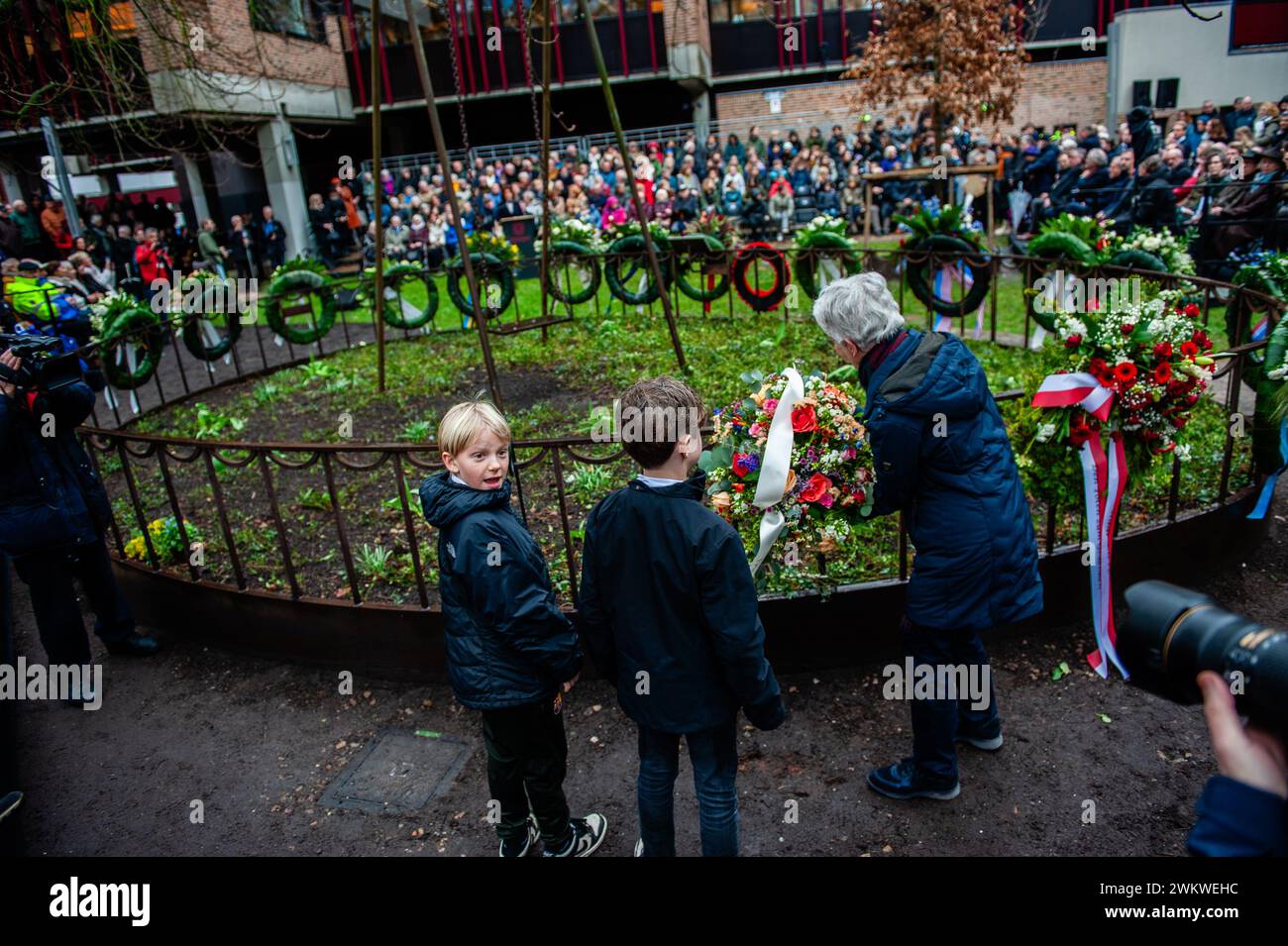 Während der Gedenkfeier wird eine Nonne gesehen, die einen Blumenkranz am Denkmal hinterlässt. Die 80. Gedenkfeier zum Bombenangriff auf Nijmegen, bei dem es sich um einen ungeplanten Angriff amerikanischer Flugzeuge auf die Stadt Nijmegen handelte, am 22. Februar 1944. Jedes Jahr am 22. Februar findet eine offizielle Gedenkfeier im Raadhuishof statt, dem Ort, an dem sich die Montessori-Schule befand und an dem 24 Kinder und 8 Schwestern getötet wurden. Dort wurde ein Denkmal namens „de Schommel“ errichtet, um an den Angriff auf die zivilen Opfer zu erinnern. (Foto: Ana Fernandez/SOPA Images/SIPA USA) Stockfoto