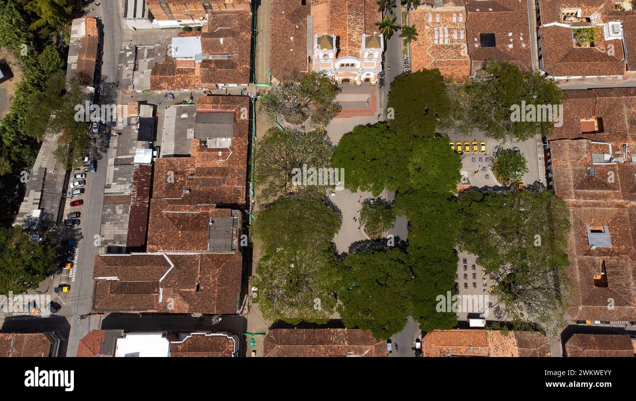 Ciudad Bolivar, Antioquia - Kolumbien. Februar 2024. Aus der Vogelperspektive mit Drohne, der Hauptpark hat 12 Bäume, die mehr als hundert Jahre alt sind Stockfoto