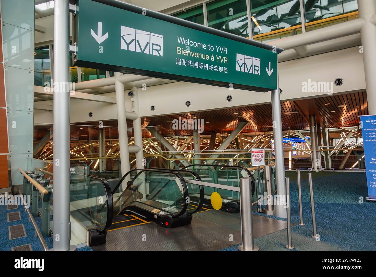 Ein Flughafenschild, das Reisende zum YVR (Vancouver International Airport) begrüßt Stockfoto