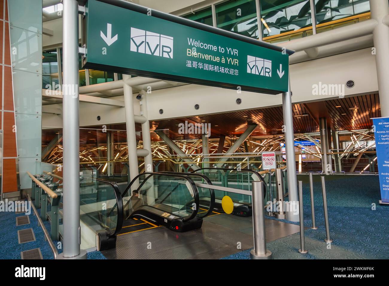 Ein Flughafenschild, das Reisende zum YVR (Vancouver International Airport) begrüßt Stockfoto