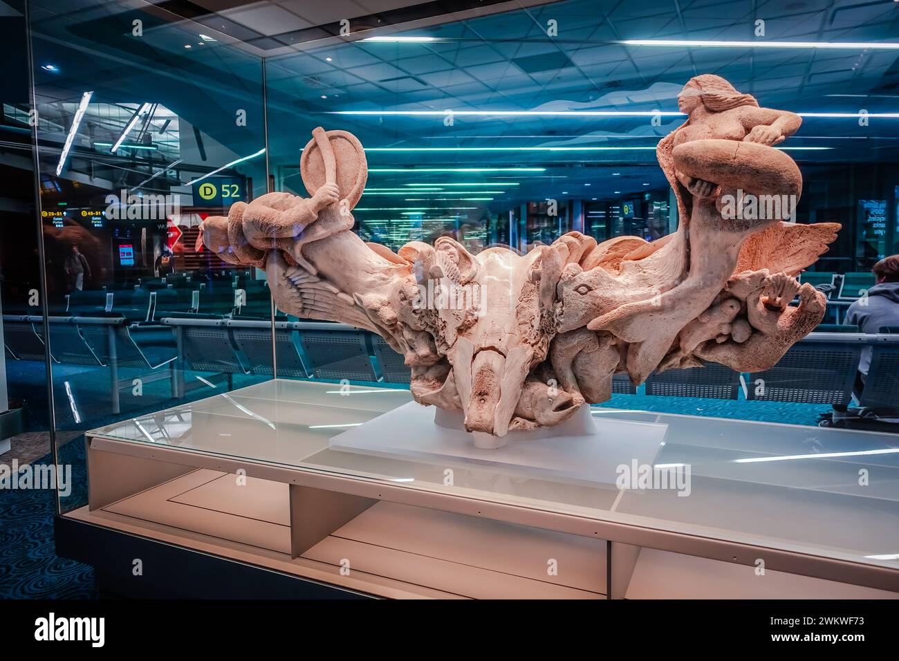 Joe Nasogaluak, Drum Dancer/Sedna Beluga (Detail, Walknochen-Skulptur bei YVR International Departures) Stockfoto