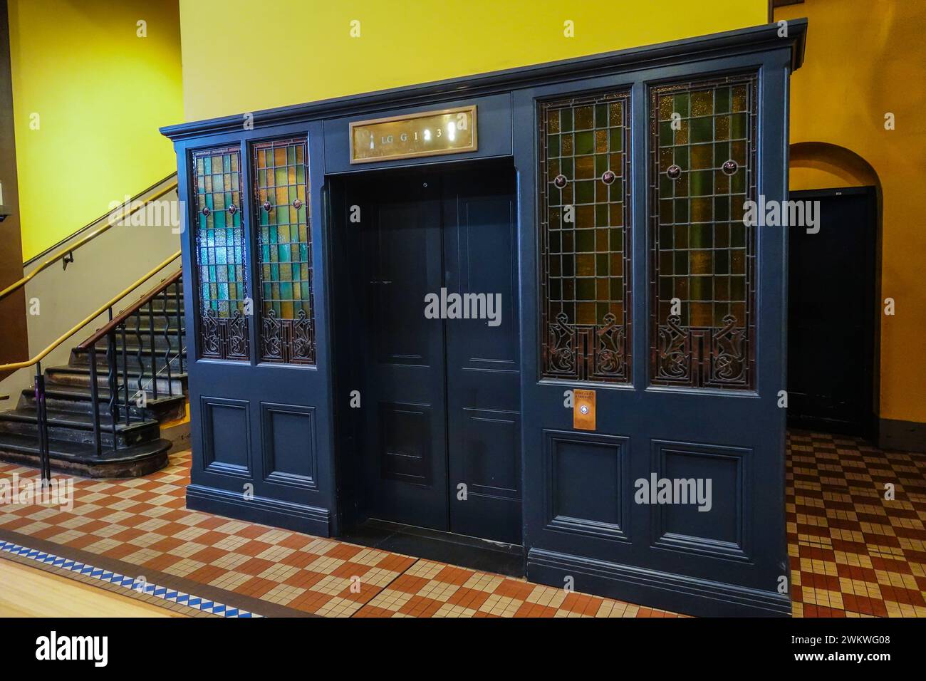 Alter historischer Aufzug oder Fahrstuhl im Queen Victoria Building in Sydney, NSW, Australien. Stockfoto