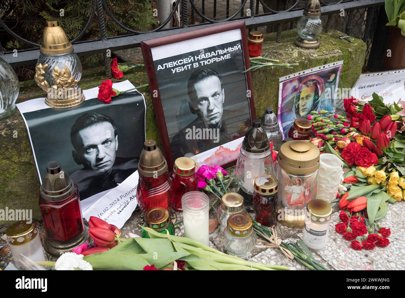 Danzig, Polen. 22. Februar 2024. Die Trauernden legen Blumen und Kerzen vor dem russischen Konsulat in Danzig ab, um dem Oppositionsführer Alexej Nawalny nach Bestätigung seines Todes durch die Gefängnisbehörden zu gedenken © Wojciech Strozyk / Alamy Live News Stockfoto