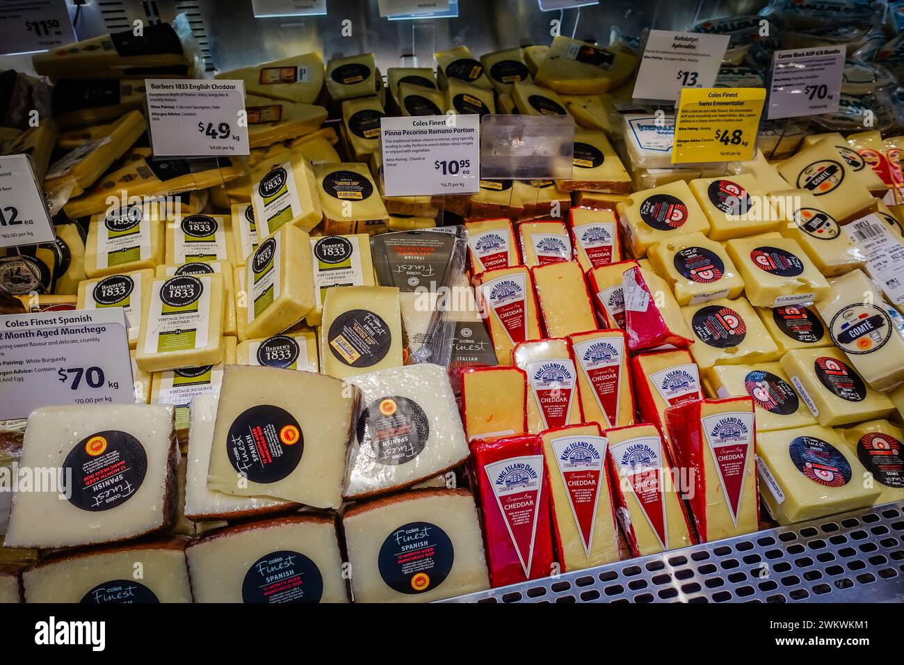 Verschiedene Käsesorten, die in einem Supermarkt oder Supermarkt in Australien verkauft werden. Stockfoto