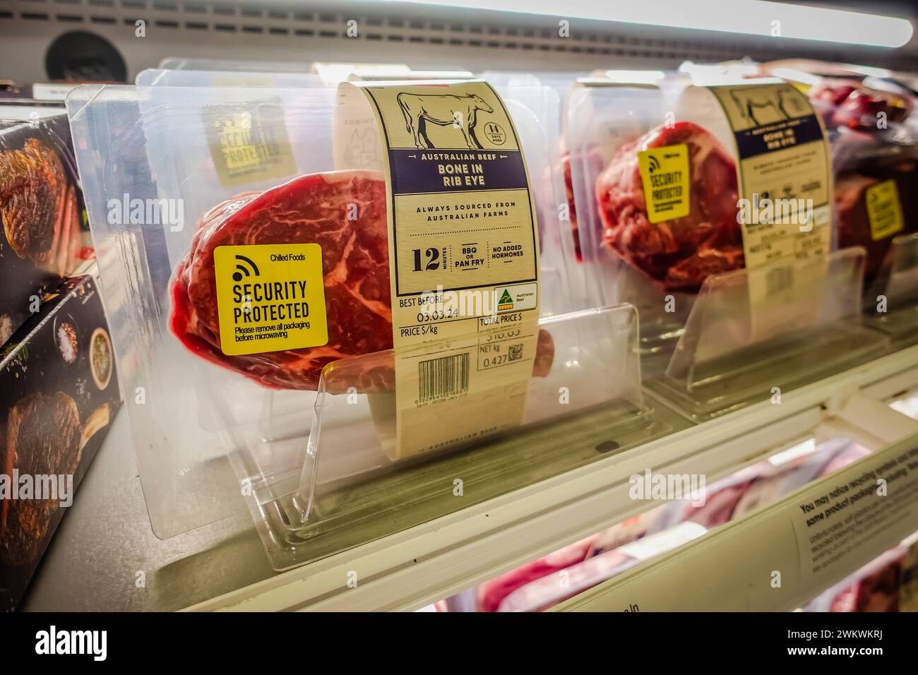 Ein Stück Steak mit Diebstahl- oder Sicherheitsanhänger, das in einem Supermarkt oder Supermarkt in Australien verkauft wird. Stockfoto