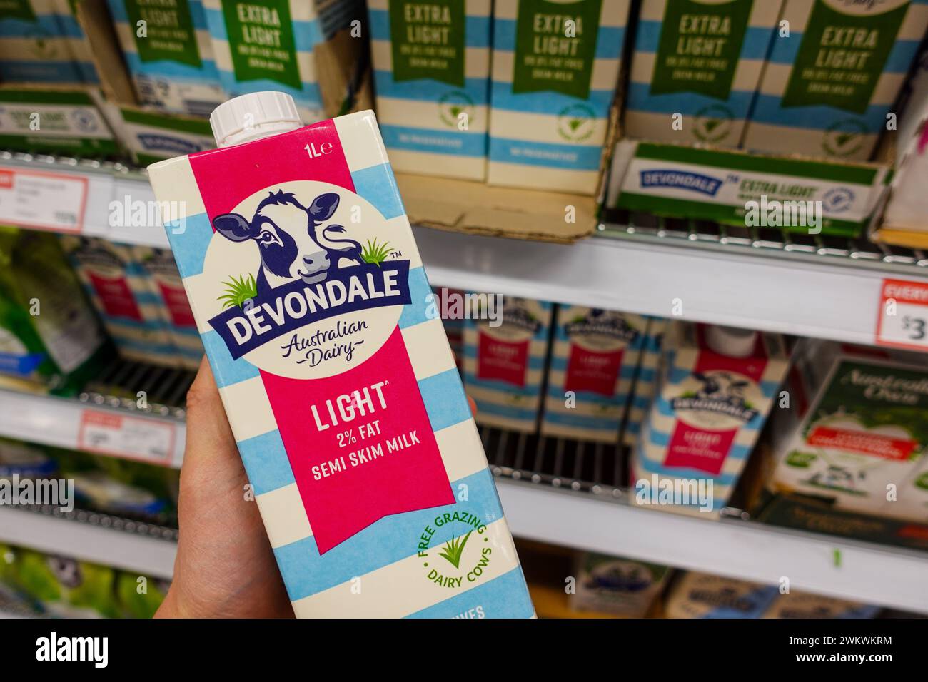 Eine Schachtel australischer Milch, die in einem Supermarkt oder Supermarkt verkauft wird. Stockfoto
