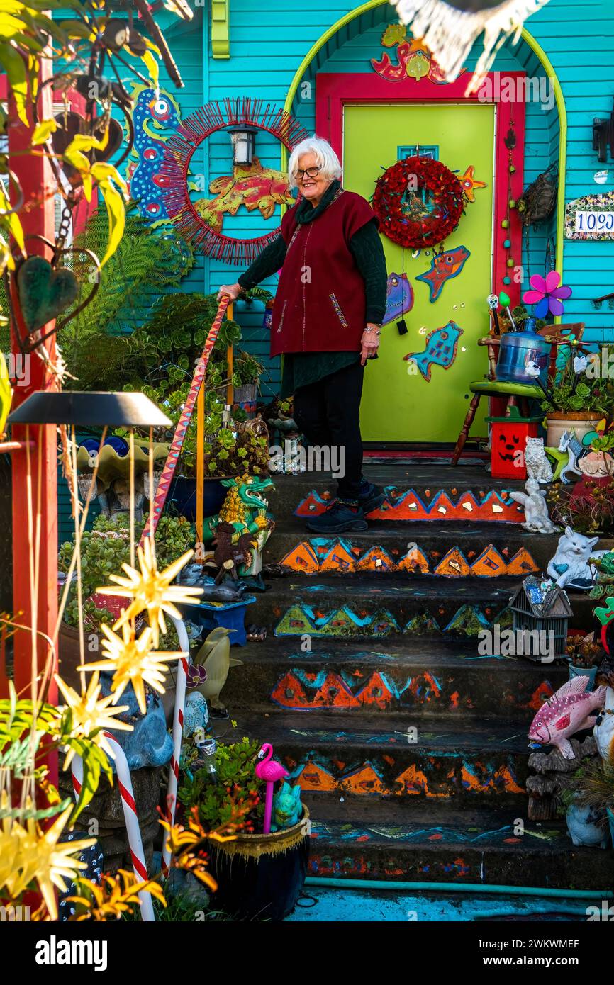 Die eklektische Künstlerin Nancy Russel vor ihrem wunderbaren Haus in Moss Landing, CA Stockfoto