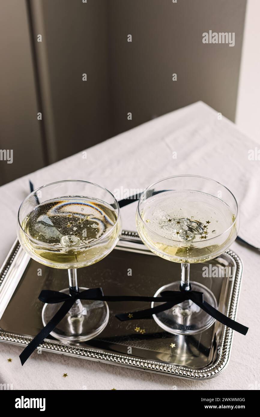 Festliche Getränke, zwei Sekt in zwei Gläsern mit Satinband Stockfoto