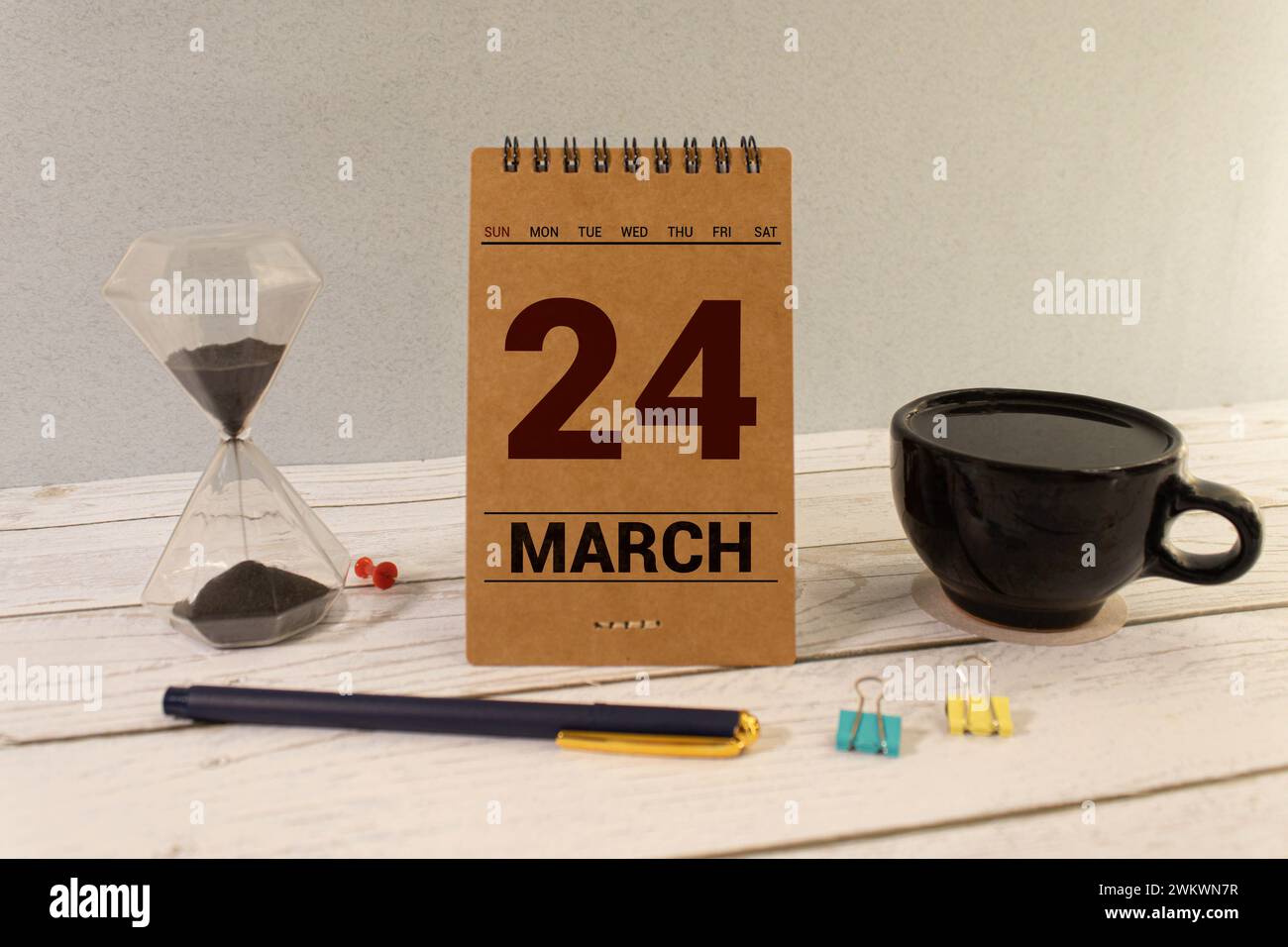 März. Tag 24 des Monats, Holzkalender auf hellem Hintergrund. Frühlingszeit, Leerraum für Text. Stockfoto