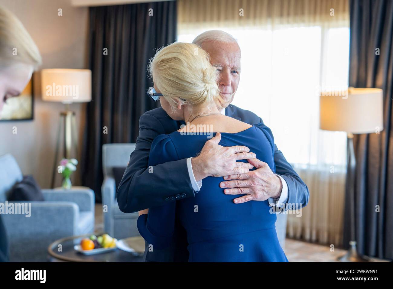San Francisco, Vereinigte Staaten von Amerika. 22. Februar 2024. US-Präsident Joe Biden umarmt Yulia Navalnaya, die Witwe von Alexei Navalny, während eines Treffens am 22. Februar 2024 in San Francisco, Kalifornien. Der russische Oppositionsführer Alexej Nawalny starb während seiner Gefangenschaft in einer abgelegenen arktischen Strafkolonie. Quelle: Adam Schultz/White House Photo/Alamy Live News Stockfoto