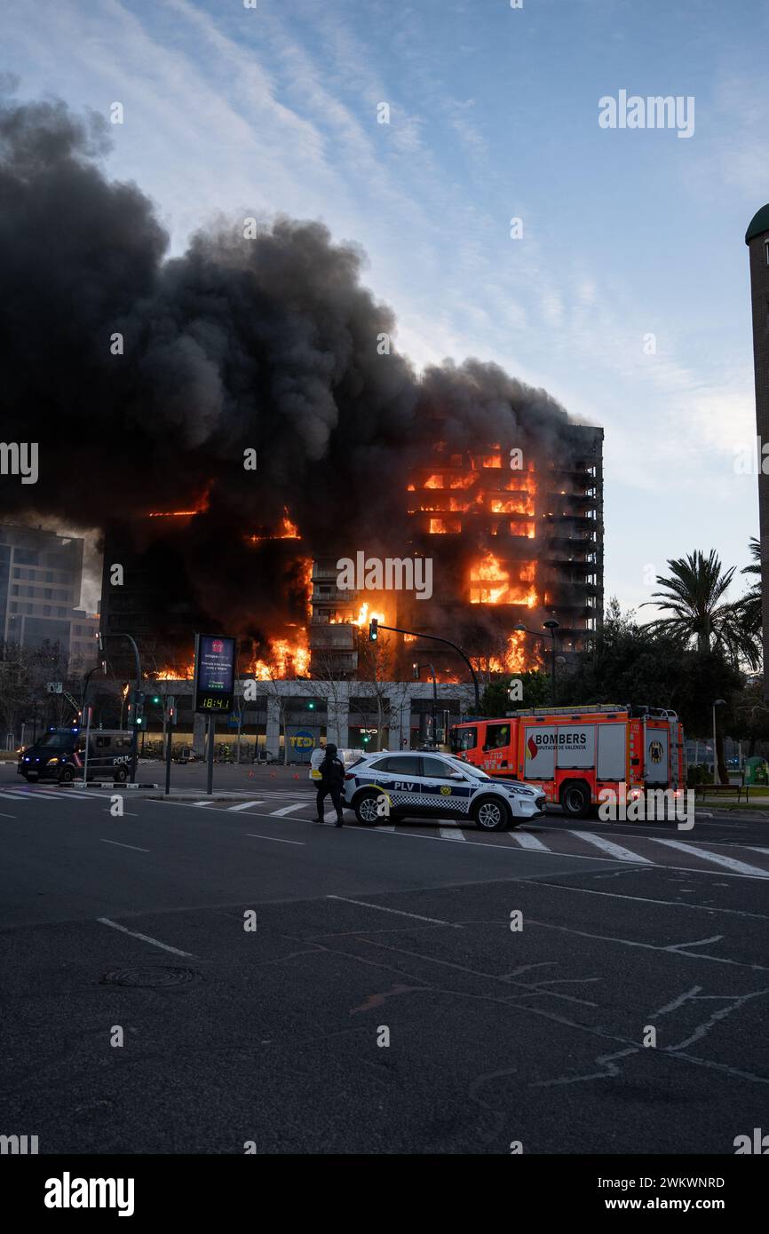 Valencia, Spanien - 22. Februar 2024: Rettungsdienste kümmern sich um einen Großbrand in einem Wohngebäude in Valencia, der schnell brennt Stockfoto