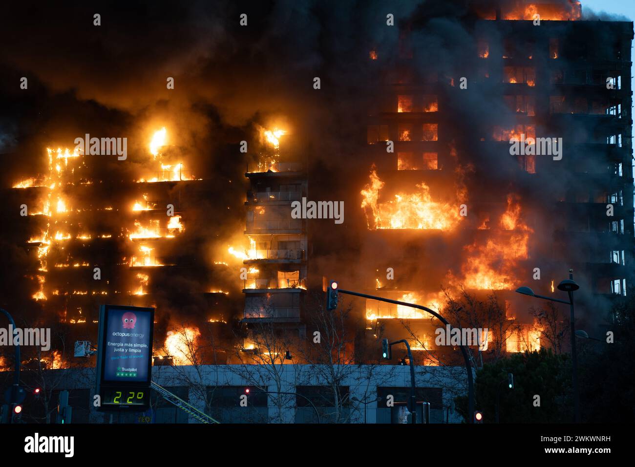 Valencia, Spanien - 22. Februar 2024: Dramatischer Brand eines 14-stöckigen Wohngebäudes in der Stadt Valencia von enormer Größe Stockfoto