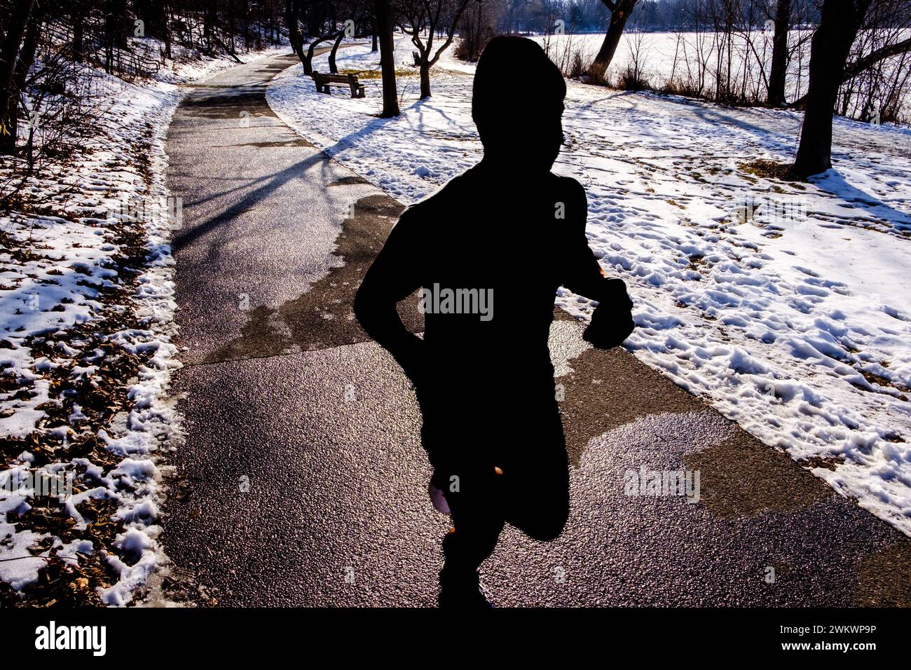 Jogger am Nachmittag entlang des Lake of the Isles in Minneapolis, Minnesota, USA (Stadt der Seen). Stockfoto