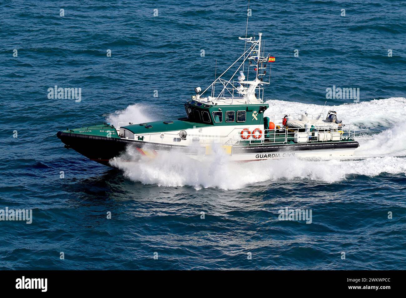 Die spanische Küstenwache M-51 „Rio Jallas“, ein 21-Meter-Patrouillenboot der Alusafe 2100-Klasse, das in La Coruna stationiert ist, kann eine Geschwindigkeit von 38 Knoten und über 40 km/h erreichen. Stockfoto