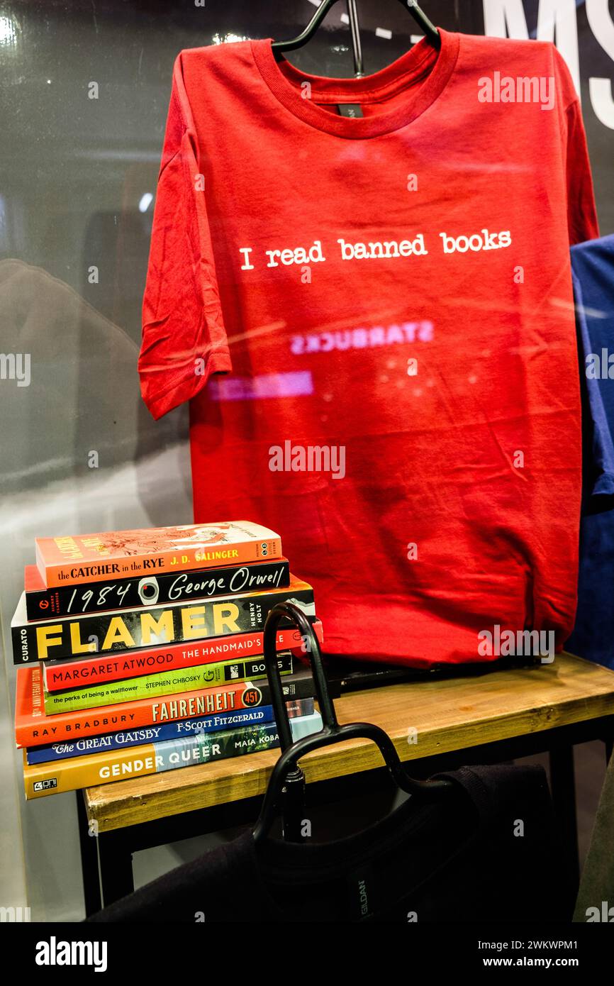 Ausstellung gegen das Verbot von Büchern in den USA im Open Book Bookstore in der Minneapolis-St. Paul International Airport (Minnesota). Stockfoto
