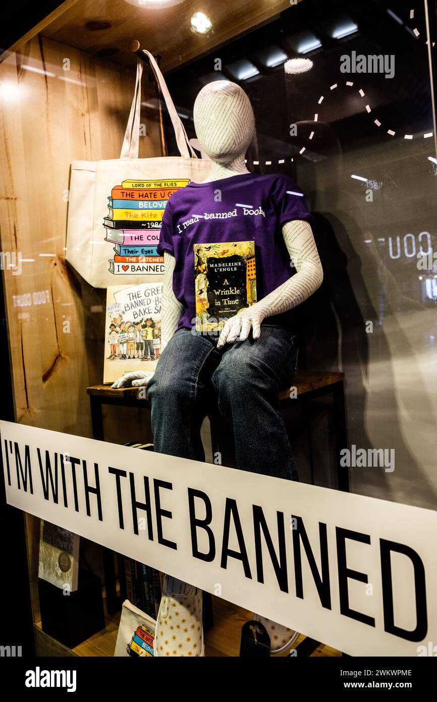 Ausstellung gegen das Verbot von Büchern in den USA im Open Book Bookstore in der Minneapolis-St. Paul International Airport (Minnesota). Stockfoto