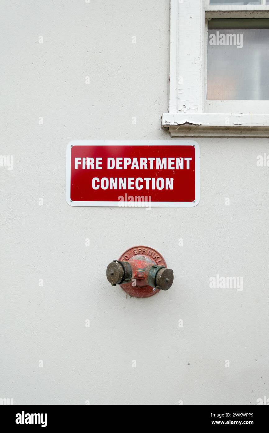 Doppelschlauch-Anschlussnippel für den Einsatz in der Feuerwehr an der Seite eines historischen Gebäudes in Toronto, Ontario, Kanada Stockfoto
