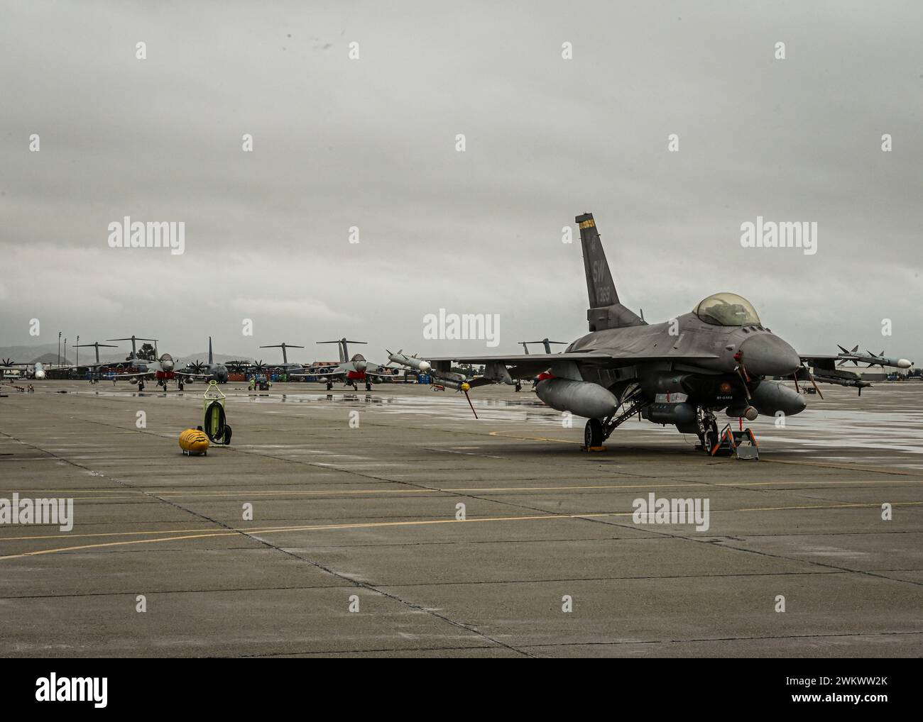 Eine F-16D Fighting Falcon, die der Shaw Air Force Base, S.C., der Royal Air Force Eurofighter Typhoon FGR4, der 6 (Fighter) Squadron, der RAF Lossiemouth, Großbritannien, zugewiesen ist, und zusätzliche Flugzeuge sitzen während der ÜBUNG BAMBUS EAGLE 24-1. Februar 2024 auf der March Air Reserve Base, Kalifornien. Bamboo Eagle ist eine Übung, die als Expeditionsflugplatz konzipiert wurde, in der sich alliierte Streitkräfte auf Agile Combat Employment Command and Control, Air Superiority und Joint war at Sea konzentrierten. (Foto der U.S. Air Force von Kekoa Santiago) Stockfoto